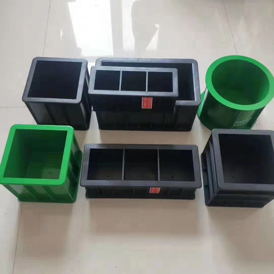 Moule d’essai de cube de béton en plastique de couleur noire et verte