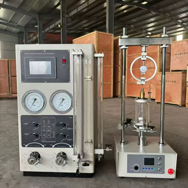 Appareil triaxial contrôlé à la souche